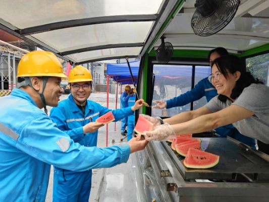 炎炎夏日送西瓜,絲絲清涼沁人心。接過(guò)西瓜的那一刻,海螺人笑容里滿是夏日的慰藉。馮會(huì)英_副本 炎炎夏日送西瓜,絲絲清涼沁人心。接過(guò)西瓜的那一刻,海螺人笑容里滿是夏日的慰藉。馮會(huì)英_副本