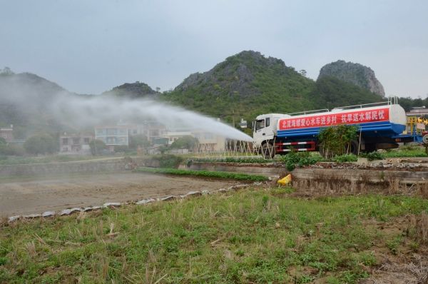 北流海螺開(kāi)展愛(ài)心水車進(jìn)鄉(xiāng)村活動(dòng),幫助群眾澆灌土地_副本 北流海螺開(kāi)展愛(ài)心水車進(jìn)鄉(xiāng)村活動(dòng),幫助群眾澆灌土地_副本