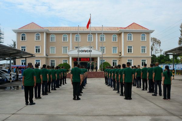 北流海螺組織升國(guó)旗