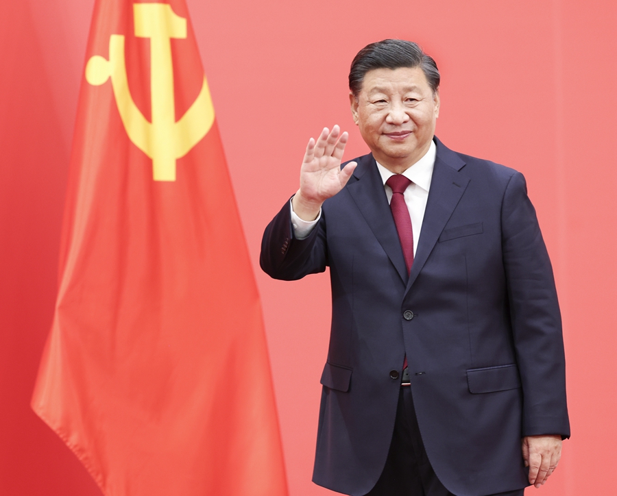 10月23日，剛剛在中國共產(chǎn)黨第二十屆中央委員會第一次全體會議上當(dāng)選的中共中央總書記習(xí)近平和中共中央政治局常委李強、趙樂際、王滬寧、蔡奇、丁薛祥、李希在北京人民大會堂同采訪中共二十大的中外記者親切見面。這是習(xí)近平向在場的中外記者揮手致意。