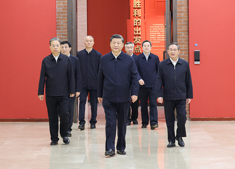 　　10月27日，中共中央總書記、國(guó)家主席、中央軍委主席習(xí)近平帶領(lǐng)中共中央政治局常委李強(qiáng)、趙樂(lè)際、王滬寧、蔡奇、丁薛祥、李希，瞻仰延安革命紀(jì)念地。這是習(xí)近平等在延安革命紀(jì)念館，參觀《偉大歷程——中共中央在延安十三年歷史陳列》。