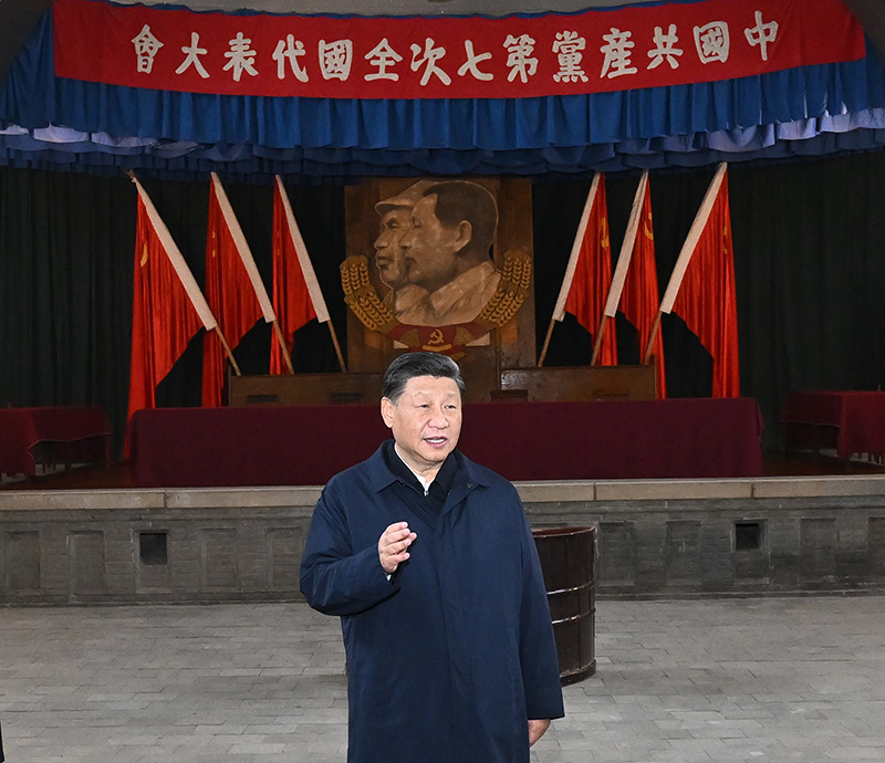 　　10月27日，中共中央總書記、國(guó)家主席、中央軍委主席習(xí)近平帶領(lǐng)中共中央政治局常委李強(qiáng)、趙樂(lè)際、王滬寧、蔡奇、丁薛祥、李希，瞻仰延安革命紀(jì)念地。這是習(xí)近平在楊家?guī)X瞻仰中共七大會(huì)址。