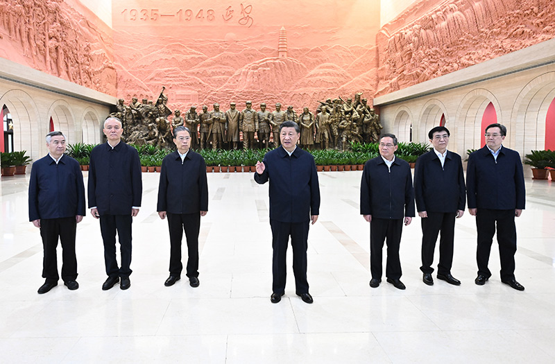　　10月27日，中共中央總書記、國(guó)家主席、中央軍委主席習(xí)近平帶領(lǐng)中共中央政治局常委李強(qiáng)、趙樂(lè)際、王滬寧、蔡奇、丁薛祥、李希，瞻仰延安革命紀(jì)念地。這是習(xí)近平在延安革命紀(jì)念館參觀《偉大歷程——中共中央在延安十三年歷史陳列》結(jié)束時(shí)發(fā)表重要講話。
