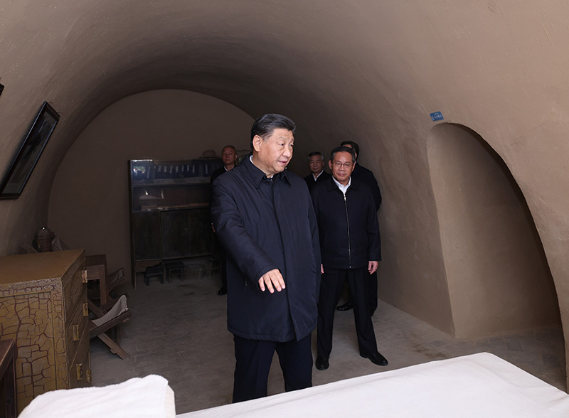 　　10月27日，中共中央總書記、國(guó)家主席、中央軍委主席習(xí)近平帶領(lǐng)中共中央政治局常委李強(qiáng)、趙樂(lè)際、王滬寧、蔡奇、丁薛祥、李希，瞻仰延安革命紀(jì)念地。這是習(xí)近平等在楊家?guī)X參觀毛澤東舊居。