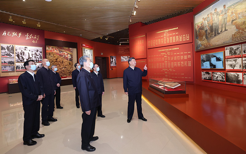 　　10月27日，中共中央總書記、國(guó)家主席、中央軍委主席習(xí)近平帶領(lǐng)中共中央政治局常委李強(qiáng)、趙樂(lè)際、王滬寧、蔡奇、丁薛祥、李希，瞻仰延安革命紀(jì)念地。這是習(xí)近平等在延安革命紀(jì)念館，參觀《偉大歷程——中共中央在延安十三年歷史陳列》。