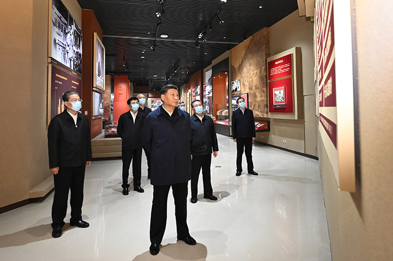 　　10月27日，中共中央總書記、國(guó)家主席、中央軍委主席習(xí)近平帶領(lǐng)中共中央政治局常委李強(qiáng)、趙樂(lè)際、王滬寧、蔡奇、丁薛祥、李希，瞻仰延安革命紀(jì)念地。這是習(xí)近平等在延安革命紀(jì)念館，參觀《偉大歷程——中共中央在延安十三年歷史陳列》。