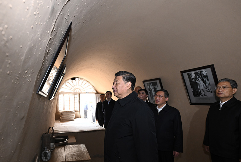 　　10月27日，中共中央總書記、國(guó)家主席、中央軍委主席習(xí)近平帶領(lǐng)中共中央政治局常委李強(qiáng)、趙樂(lè)際、王滬寧、蔡奇、丁薛祥、李希，瞻仰延安革命紀(jì)念地。這是習(xí)近平等在楊家?guī)X參觀朱德舊居。