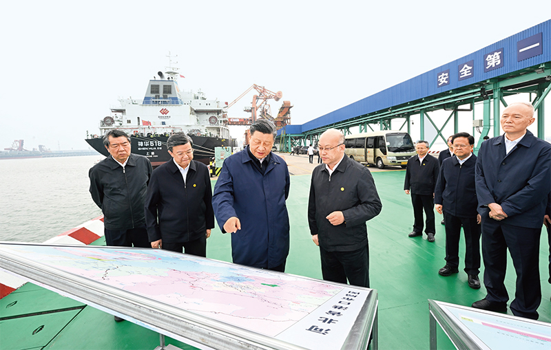 2023年5月11日至12日，中共中央總書記、國家主席、中央軍委主席習(xí)近平在河北考察，并主持召開深入推進京津冀協(xié)同發(fā)展座談會。這是11日下午，習(xí)近平在滄州市黃驊港煤炭港區(qū)碼頭考察。 新華社記者 李學(xué)仁/攝