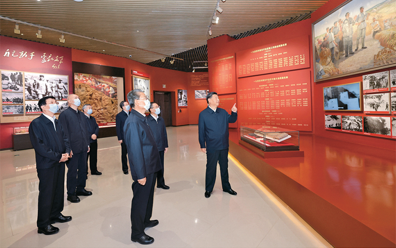2022年10月27日，中共中央總書記、國家主席、中央軍委主席習(xí)近平帶領(lǐng)中共中央政治局常委李強(qiáng)、趙樂際、王滬寧、蔡奇、丁薛祥、李希，瞻仰延安革命紀(jì)念地。這是習(xí)近平等在延安革命紀(jì)念館，參觀《偉大歷程——中共中央在延安十三年歷史陳列》。 新華社記者 鞠鵬/攝